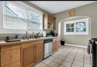 1354 Winburn Dr in East Point, GA - Foto de edificio - Building Photo