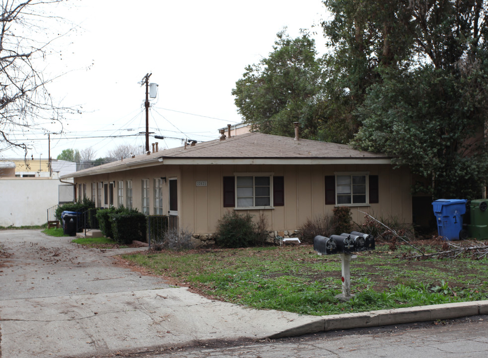 22521-22525 Del Valle St in Woodland Hills, CA - Building Photo