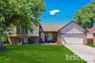 18965 E 47th Ave in Denver, CO - Building Photo