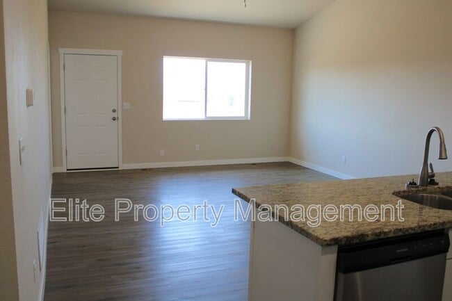 318 W Coral Dr in Pueblo West, CO - Building Photo - Building Photo