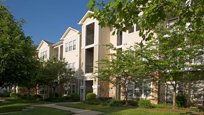 The Reserve at Fairfax Corner in Fairfax, VA - Foto de edificio - Building Photo