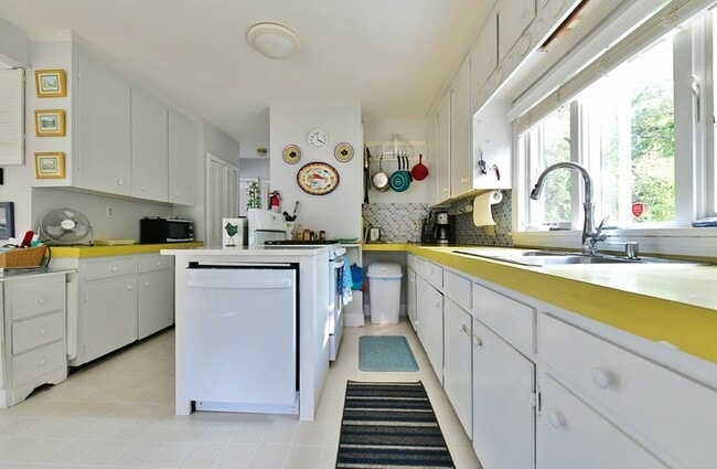 208 Standish Rd in Bourne, MA - Building Photo - Building Photo