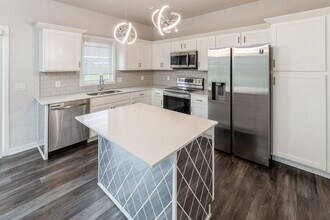 16619 Oakwood Dr in Urbandale, IA - Building Photo - Building Photo