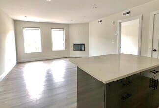 317 Belgrade Ave, Unit 303 in Boston, MA - Foto de edificio - Building Photo