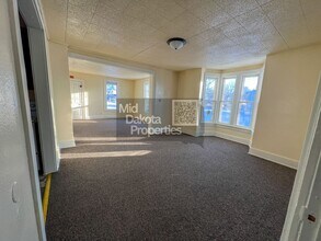 515 E Hanson Ave in Mitchell, SD - Foto de edificio - Building Photo
