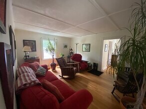 16 Stonecleve Rd in Wellesley, MA - Building Photo - Building Photo
