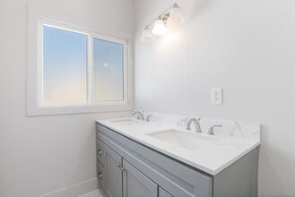115 S Westmoreland Ave, Unit 117 in Los Angeles, CA - Building Photo - Building Photo