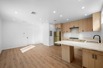 14302 Van Nuys Blvd in Pacoima, CA - Foto de edificio - Building Photo