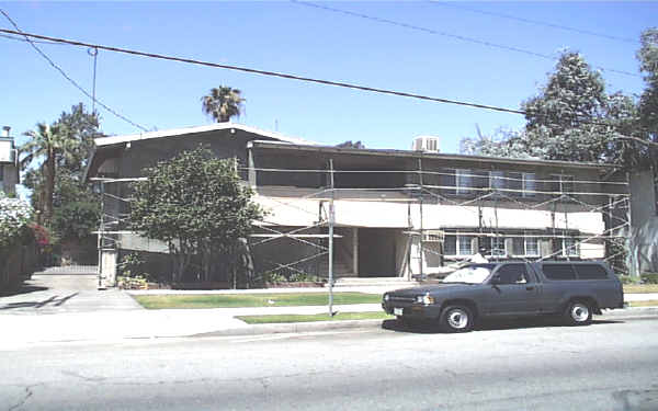 5825 Woodman Ave in Van Nuys, CA - Foto de edificio