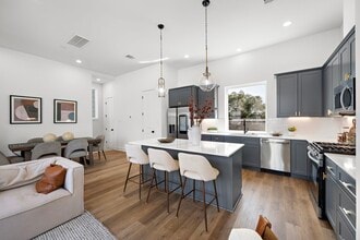 835 Elkhart St in Houston, TX - Building Photo - Building Photo