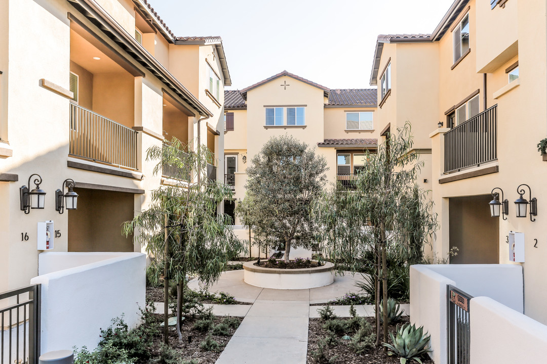 First and Pacific Townhomes in Santa Ana, CA - Foto de edificio