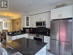 1812-1812 Burnhamthorpe Rd E in Mississauga, ON - Building Photo - Building Photo
