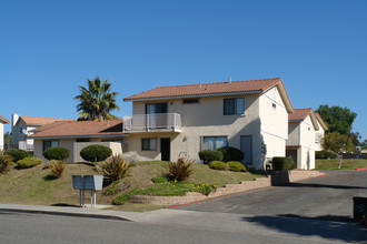 East Crest Apartments in Vista, CA - Building Photo - Building Photo