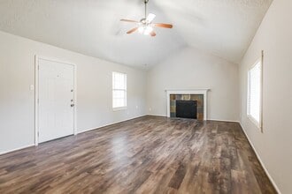 12335 Kings Chase Dr in Houston, TX - Building Photo - Building Photo