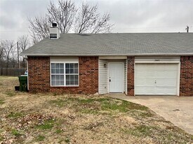 2443 W Magnolia St in Rogers, AR - Building Photo