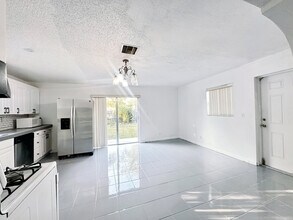 207 Huron Pl in West Palm Beach, FL - Foto de edificio - Building Photo