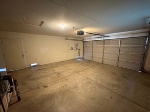 1195 Santa Cruz Ave in Tulare, CA - Foto de edificio - Building Photo