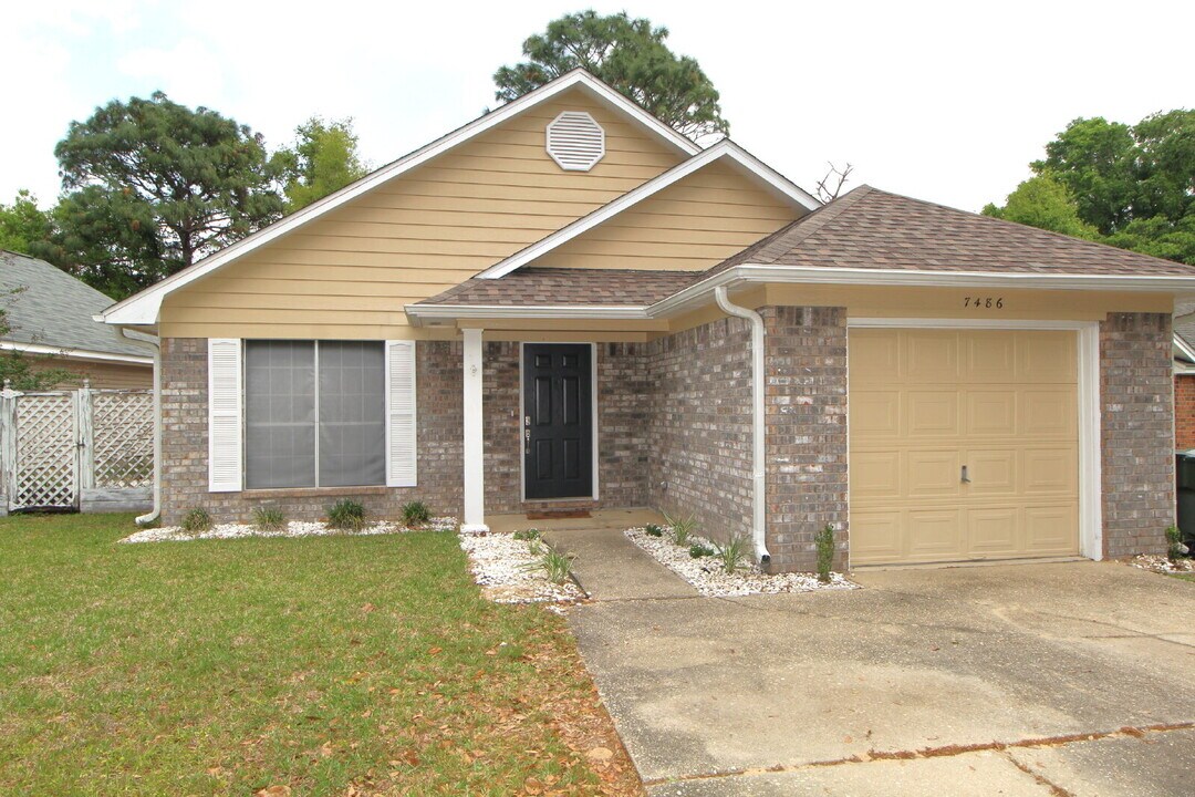 7486 Northpointe Blvd in Pensacola, FL - Building Photo