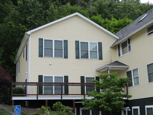 Eagle Village Apartments and Condominuims in Hawley, PA - Foto de edificio - Building Photo