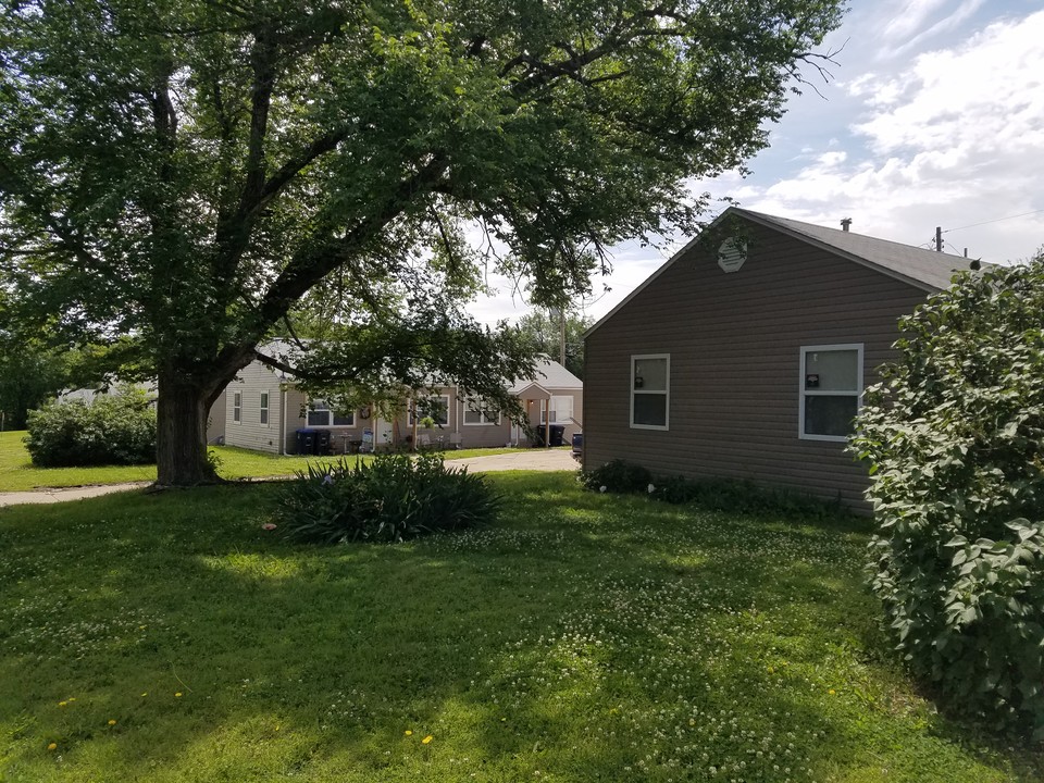 Frontier Village in El Dorado, KS - Building Photo