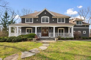 105 Hardscrabble Lake Dr in Chappaqua, NY - Building Photo