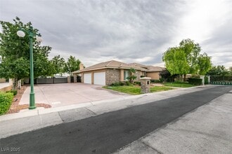 6210 Calm Brook Ct in Las Vegas, NV - Building Photo - Building Photo