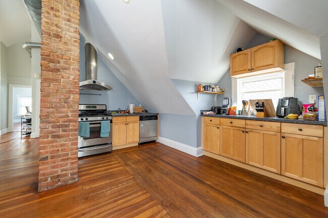 108 Saint Paul St, Unit 2R in Brookline, MA - Building Photo - Building Photo