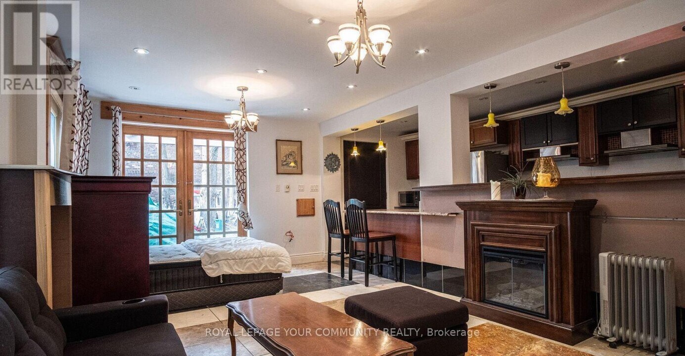 2398-2398 Dufferin St in Toronto, ON - Building Photo