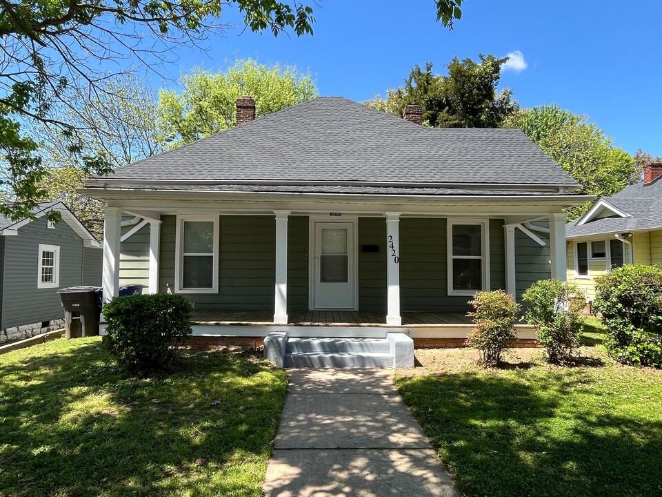 2420 Lomond St in Winston-Salem, NC - Foto de edificio