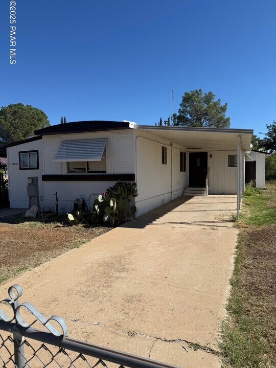 17400 E Trails End Rd in Mayer, AZ - Building Photo