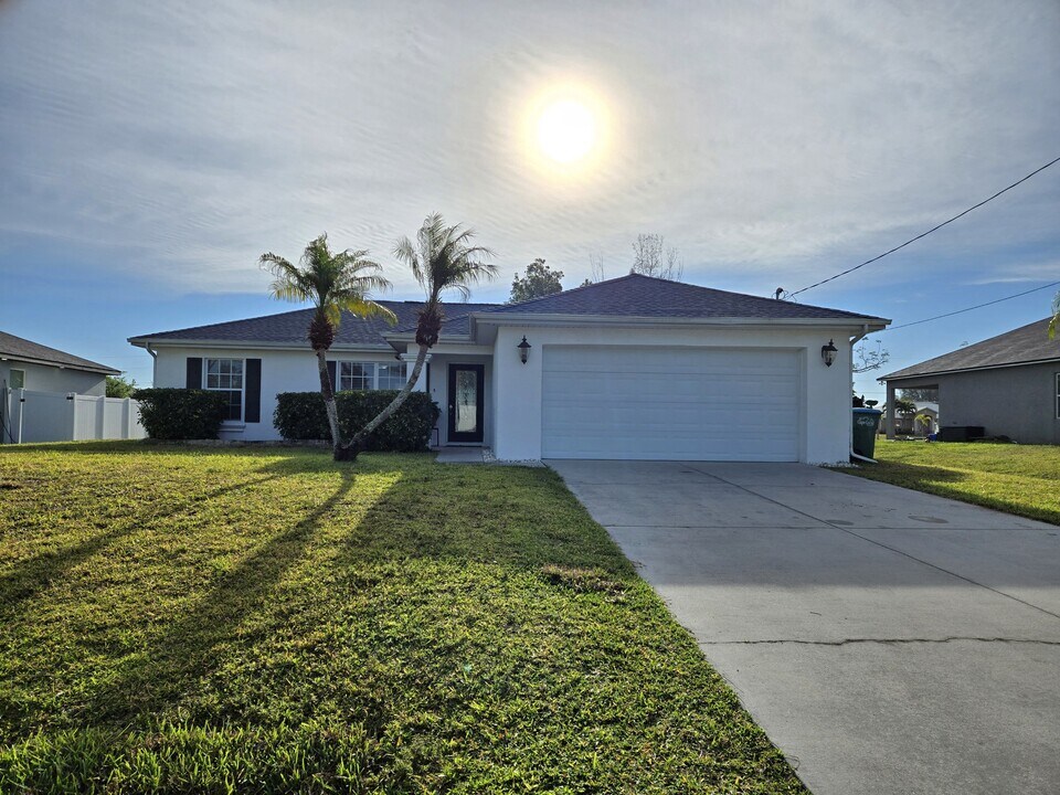 1243 NW 22nd Ave in Cape Coral, FL - Building Photo