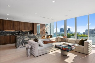 90 SW 3rd St in Miami, FL - Building Photo