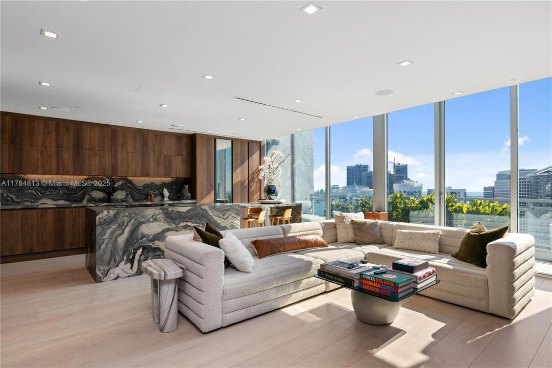 90 SW 3rd St in Miami, FL - Building Photo