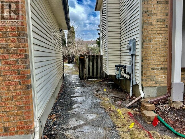 1843 Prestwick Dr in Ottawa, ON - Building Photo - Building Photo
