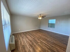 701 W Sycamore St, Unit 202 in Denton, TX - Building Photo