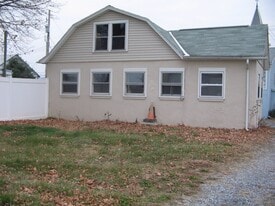 1251 Newport Rd in Manheim, PA - Building Photo