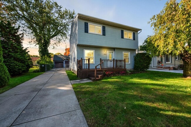 22100 Revere St in St. Clair Shores, MI - Building Photo - Building Photo