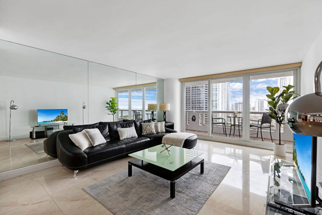 1717 N Bayshore Dr in Miami, FL - Building Photo