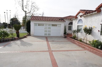 10109 Noble Ave in Mission Hills, CA - Foto de edificio - Building Photo