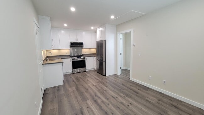 310 Cypress Ave in San Bruno, CA - Foto de edificio - Building Photo