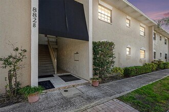 8828 Bay Pointe Dr in Tampa, FL - Building Photo - Building Photo