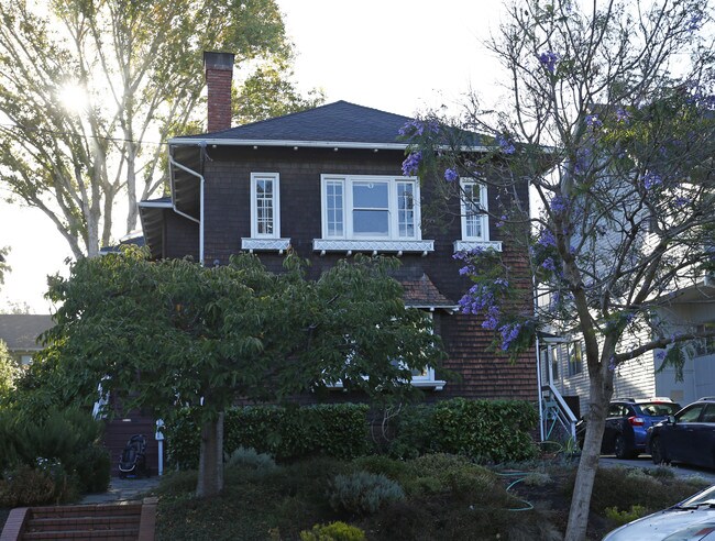 2709 Benvenue Ave in Berkeley, CA - Building Photo - Building Photo