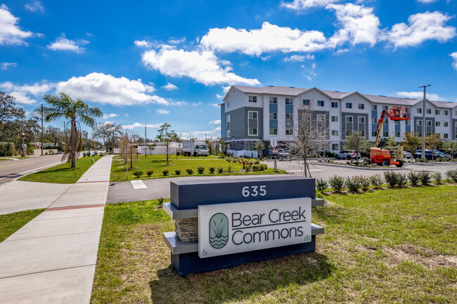 Bear Creek Commons in St. Petersburg, FL - Building Photo - Building Photo