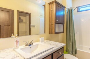 497 W Center St in Douglas, MI - Building Photo