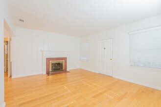 5025 Kester Ave in Sherman Oaks, CA - Foto de edificio - Building Photo