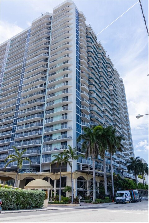 7601 E Treasure Dr, Unit 923 in North Bay Village, FL - Building Photo
