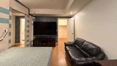 1154 S Barrington Ave, Unit 53 in Los Angeles, CA - Foto de edificio - Building Photo