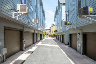 Steeple Townhomes in Portland, OR - Foto de edificio - Building Photo