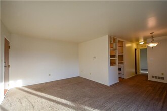 703 College Park Dr in Coraopolis, PA - Building Photo - Building Photo