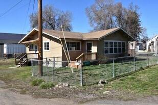 2422 Wiard St in Klamath Falls, OR - Building Photo